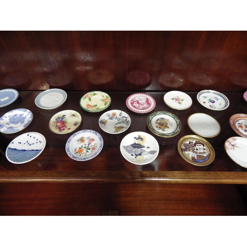 4031 - A set of 24 Franklin Mint mini plates from around the World     (E) £5-10