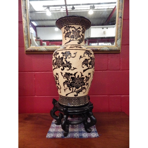 4150 - A large Oriental ceramic vase with floral glaze, associated hardwood stand, 68cm tall including stan... 