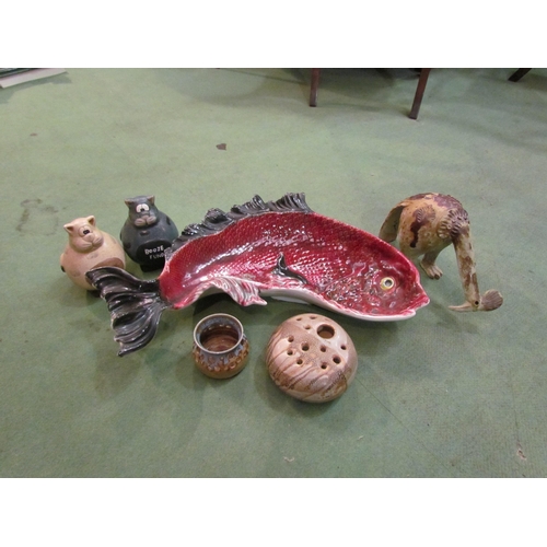 4304 - Studio ceramics including a fish dish (a/f), cat money boxes, bird figurine, etc. (6)