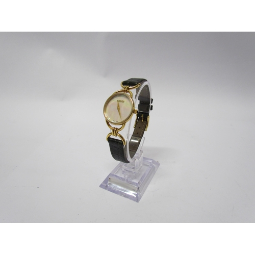 8140 - A lady's Gucci mother of pearl face wristwatch