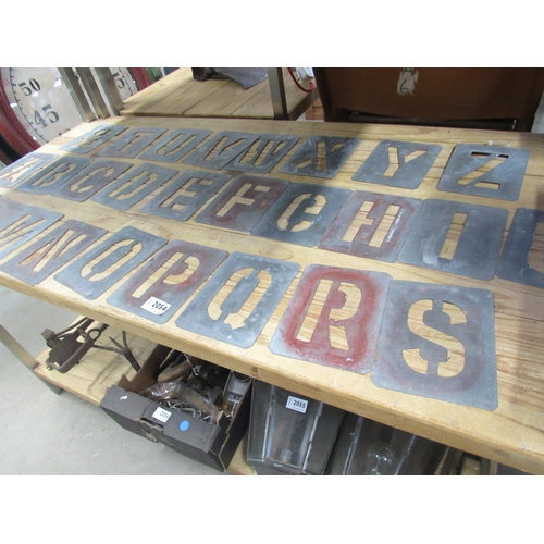 2094 - A set of 27 zinc alphabet stencils 6