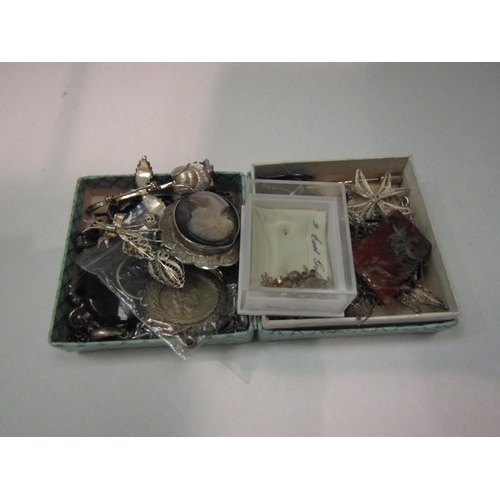 4382 - A small quantity of costume jewellery including filigree brooches etc