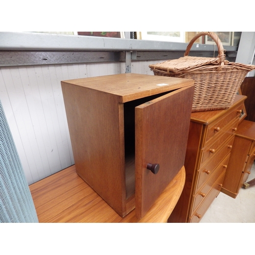 2418 - A small oak cupboard