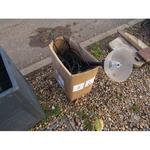 3225 - A quantity of outside lights.  DTI FAILURE: Please see information pages    (D)