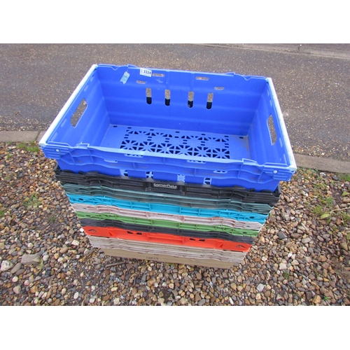 3224 - Ten plastic stacking crates