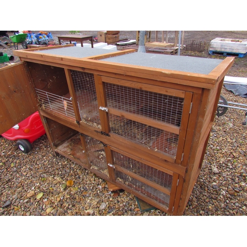 3253 - A two storey rabbit hutch