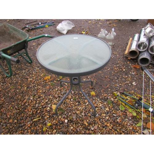 3257 - A glass top circular table