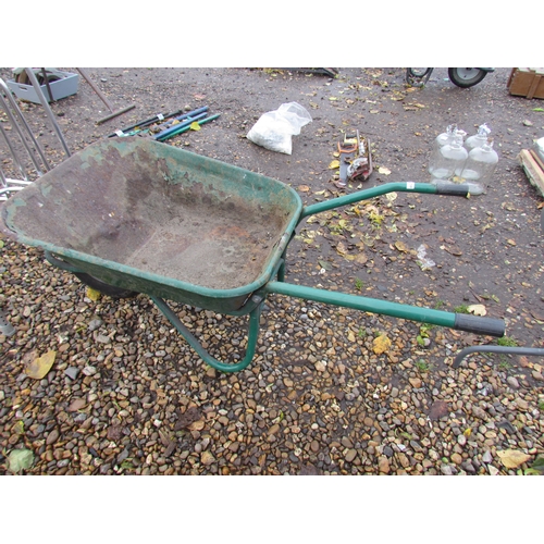 3258 - A metal bodied wheelbarrow