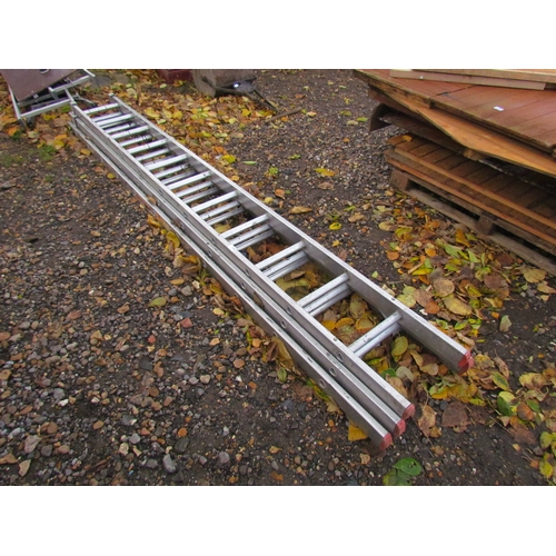 3300 - An aluminium triple extension ladder