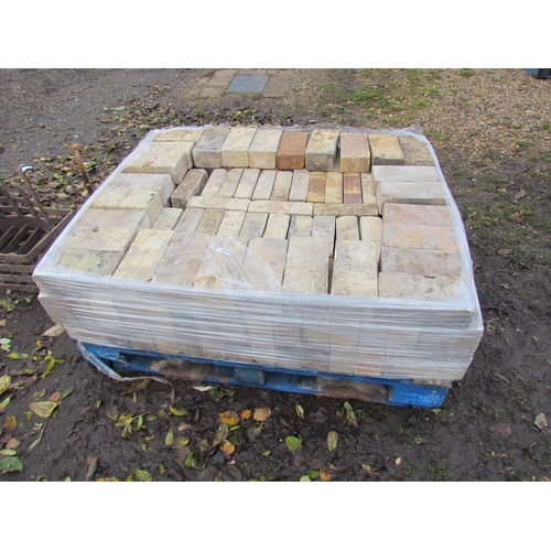 3318 - A pallet of bricks