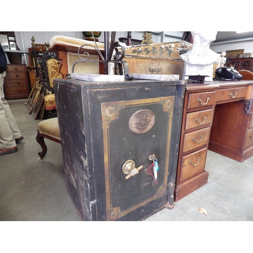 3330 - A Victorian cast iron safe with two drawers to interior - with keys