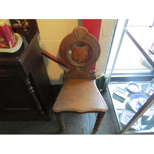 1038 - A pair of Victorian oak hall chairs, shield back, bobbin supports