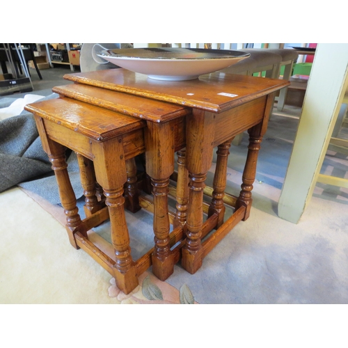 1136 - An oak Old Charm style nest of tables, largest 49cm tall x 55cm wide x 37cm deep