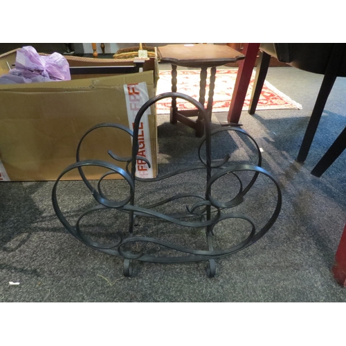 1149 - A wrought iron magazine rack