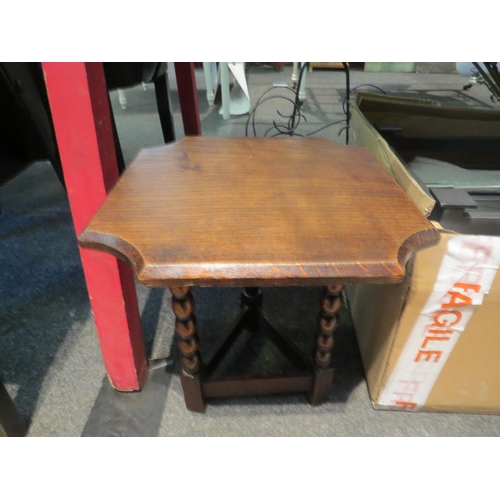 1170 - A small oak side table on triangular frame with bobbin turned supports, 31cm tall x 31cm wide