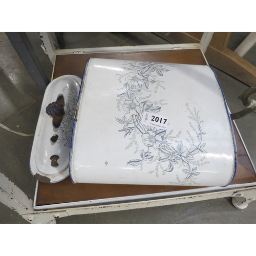2017 - A French enamel wall mounting water tank and sink
