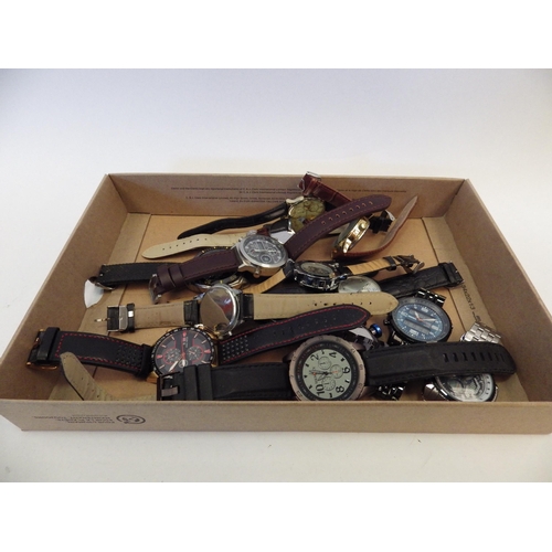 1439 - A tray containing modern gents watches, including Mini Focus, Tachymetre and various others  (R)  £2... 