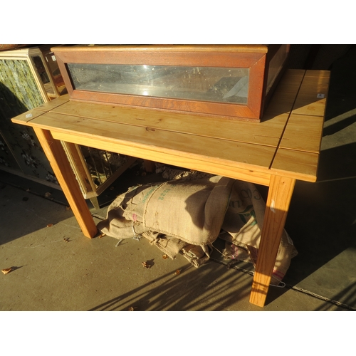 2464 - A modern pine kitchen table            (E) £10-20