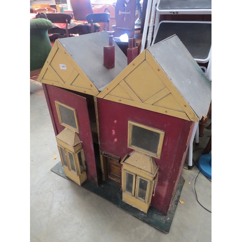 2477 - A 1930's dolls house          (R) £60