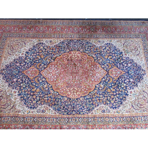 1528 - A Keshan foliate design carpet, multiple borders and tasselled ends, 225cm x 147cm