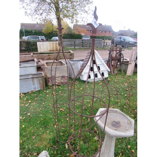 9091 - A pair of steel rust finish arrow top obelisks