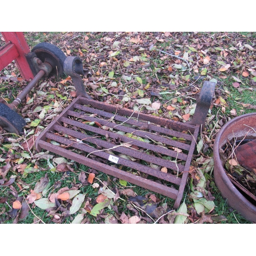 9137 - A cast iron fire grate           (E) £5-10