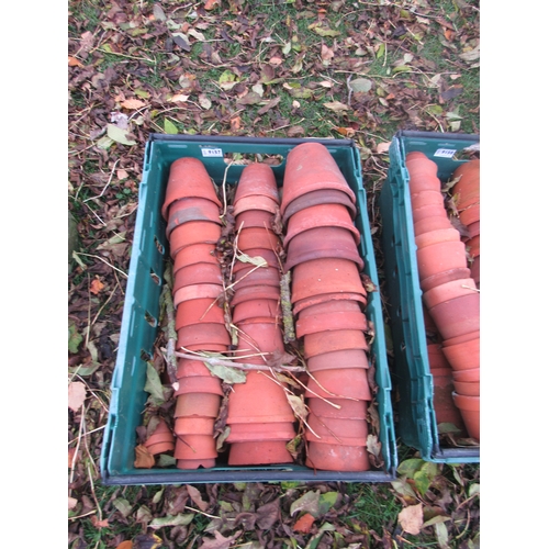 9157 - A tray of terracotta flower pots