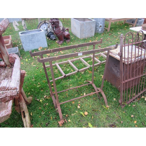 9177 - A pair of cast iron trestles