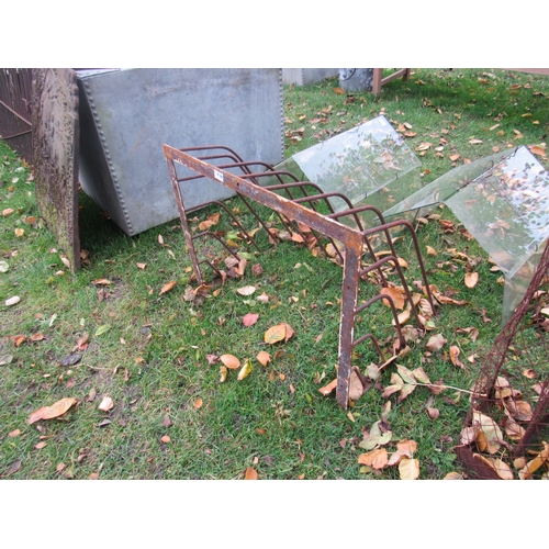 9188 - A wrought iron hay rack    (R) £10 Meadow