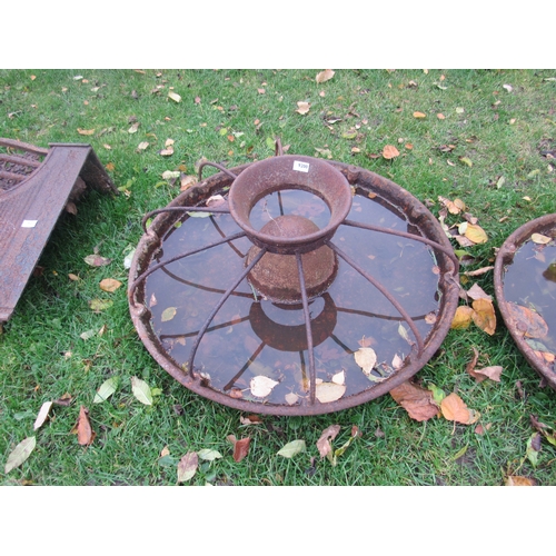 9200 - A cast iron circular pig feeder with dividers