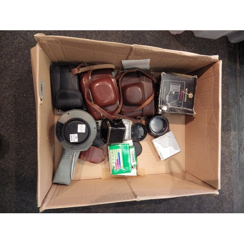 5084 - A box of assorted camera goods including a Sigma mirror-telephoto multicoated 600mm lens