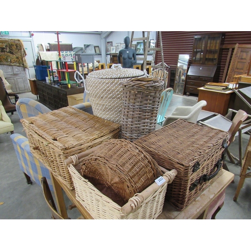 2433 - A quantity of wicker baskets