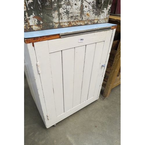 2053 - A painted pine plank side cupboard and painted box