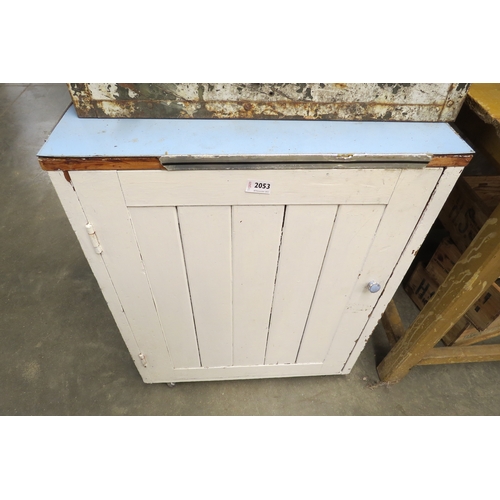 2053 - A painted pine plank side cupboard and painted box