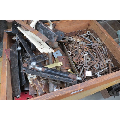 2059 - A box of hinges, keys and fixings