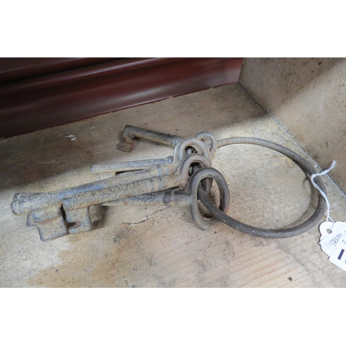 2081 - A set of 5 iron jailers keys