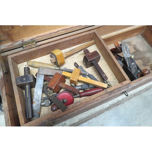 2083 - A box of Vintage tools