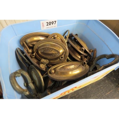 2097 - A box of brass furniture handles   (E) £8-12