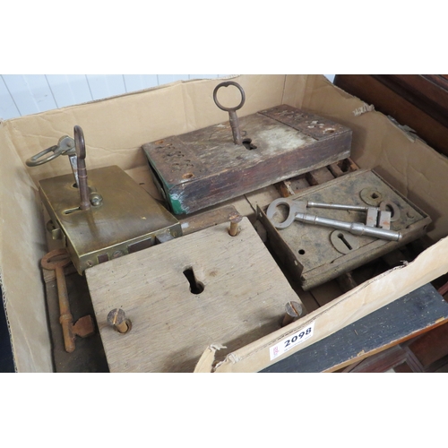 2098 - A box of wooden and brass door locks and keys