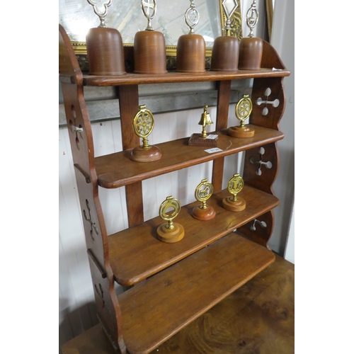 2136 - An Edwardian oak four tier wall shelf