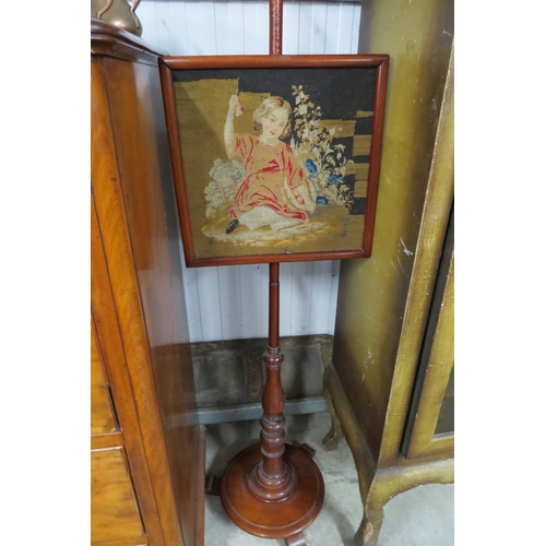 2144 - A 19th Century mahogany pole screen