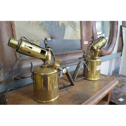 2146 - A brass primus blow touch, a similar example and an Arnold Edward brass stirrup pump etc.