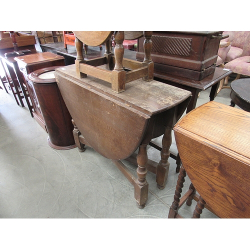 2239 - An oak gateleg table  (C)