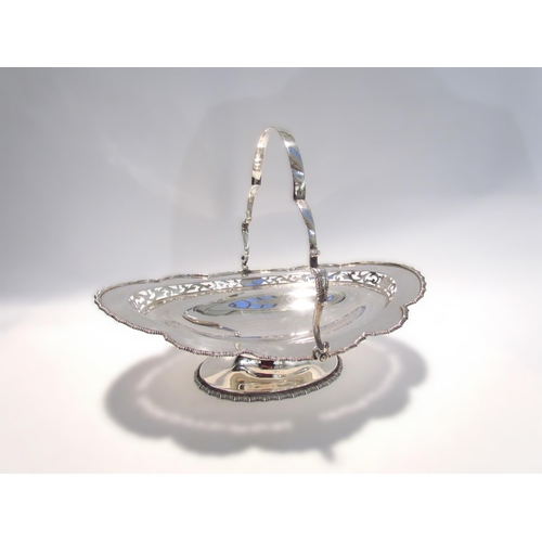 7447 - A Martin Hall and Co silver bread/fruit basket with overhead swing handle, Birmingham 1927, 700g