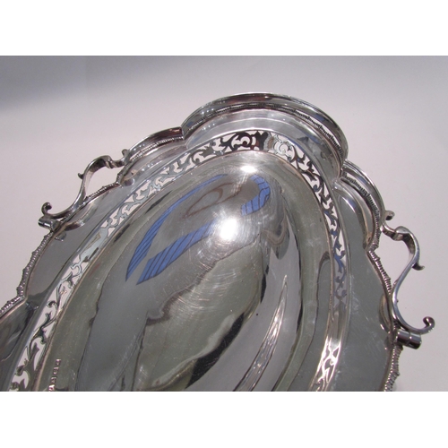 7447 - A Martin Hall and Co silver bread/fruit basket with overhead swing handle, Birmingham 1927, 700g