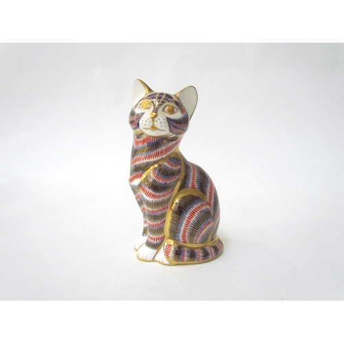 7498 - A Royal Crown Derby paperweight as a seated kitten, gold stopper