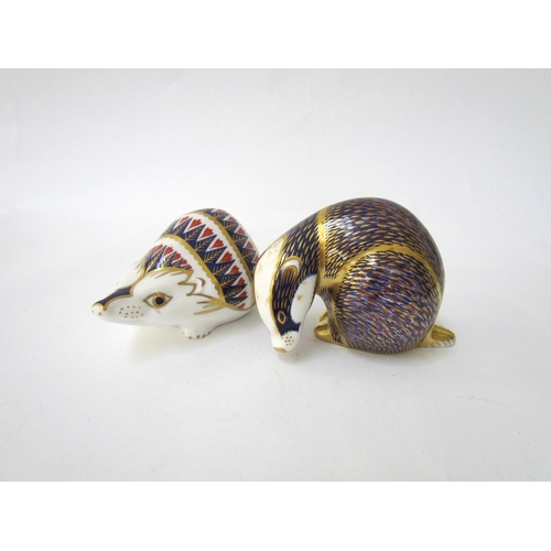 7500 - A Royal Crown Derby badger paperweight, gold stopper and a Royal Crown Derby paperweight as a Hedgeh... 