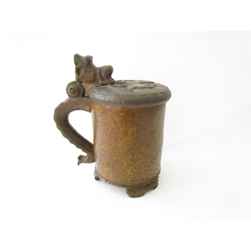 7527 - An 18th Century burr walnut Norwegian peg tankard, 20cm high  (R)  £260