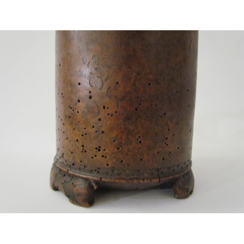 7527 - An 18th Century burr walnut Norwegian peg tankard, 20cm high  (R)  £260