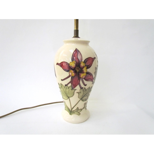 7538 - A Moorcroft Aquilegia pattern table lamp, cream ground